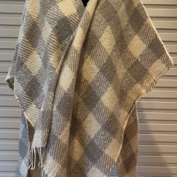 NWT Tan and Gray Lauren Conrad Fringe Knit Cape Poncho One Size - Picture 2 of 12